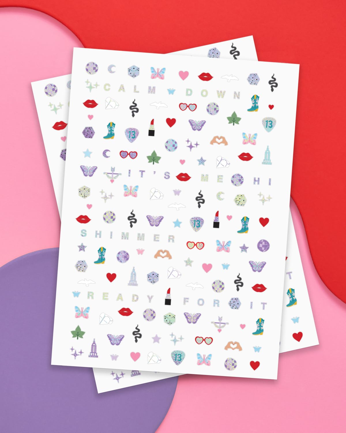 Uñas con mariposas y corazones, xo Fetti Era, para un estilo de concierto.