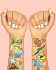 Tatuaje xo Fetti Estegosaurio dorado para brillo festivo.