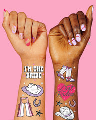 Aplicacion facil con tatuajes xo-fetti en piel limpia para lucir al instante.