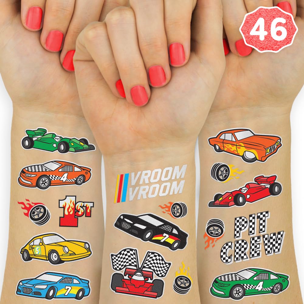 Tatuaje temporal xo Fetti con llantas en acabado metalizado, ideal para fiestas de velocidad.