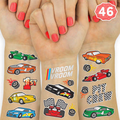 Tatuaje temporal xo Fetti con llantas en acabado metalizado, ideal para fiestas de velocidad.