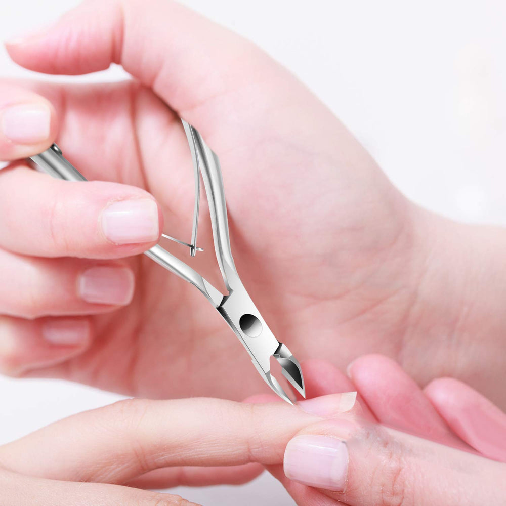 XUNXMAS silver finish manicure set for home grooming.
