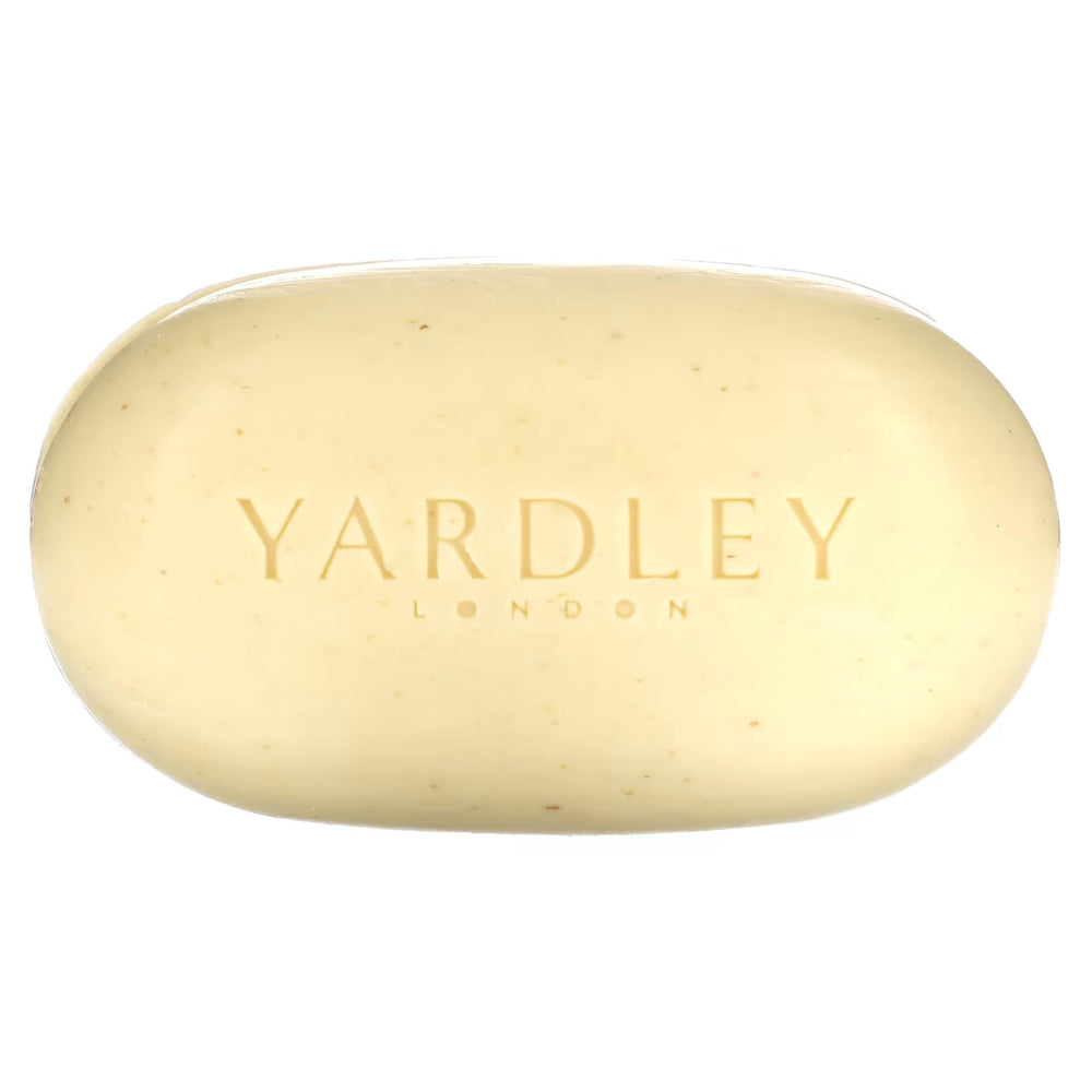 Uso diario en casa con Yardley London para piel más suave.
