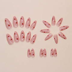 Primer plano de diseño con corazón en uñas YEFIUO glamorosas