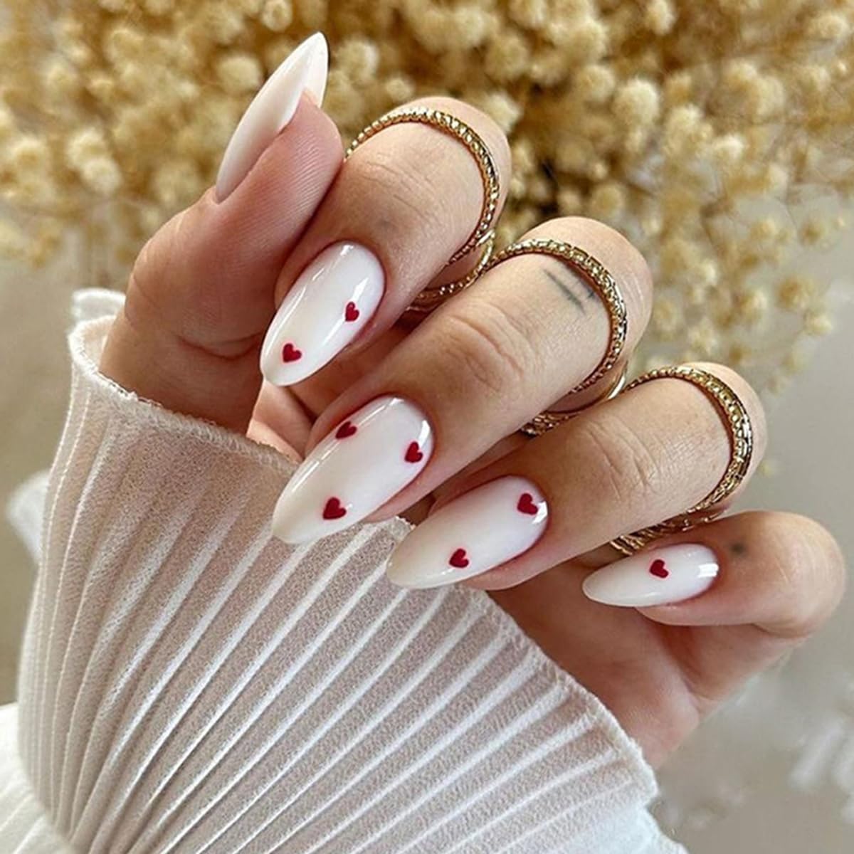 Uñas postizas YEFIUO, forma almendra blanca con detalle de corazón rojo.