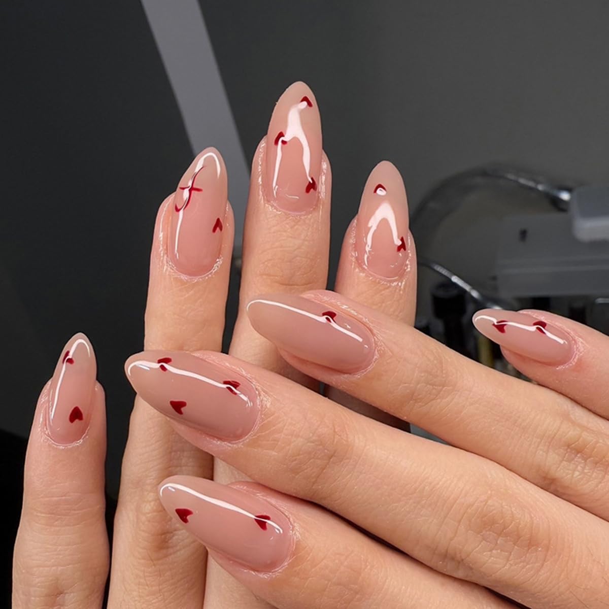 Uñas postizas YEFIUO con corazones rojos en almendra para San Valentín