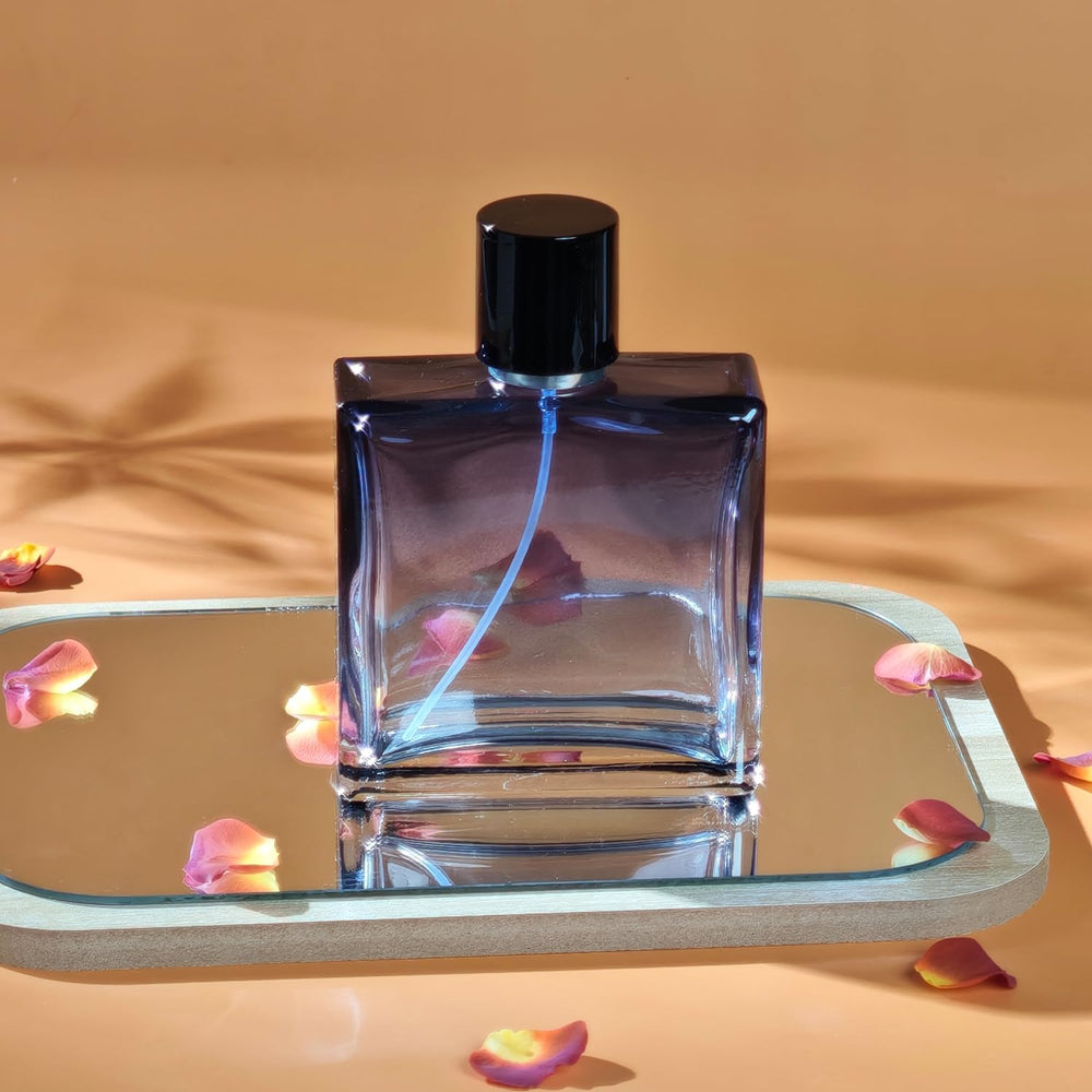 Yerpkefey vintage-style glass bottle with a silver sprayer for elegance.