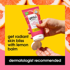 Yes To Pomelo exfoliante facial: masaje con dedos para limpieza suave.