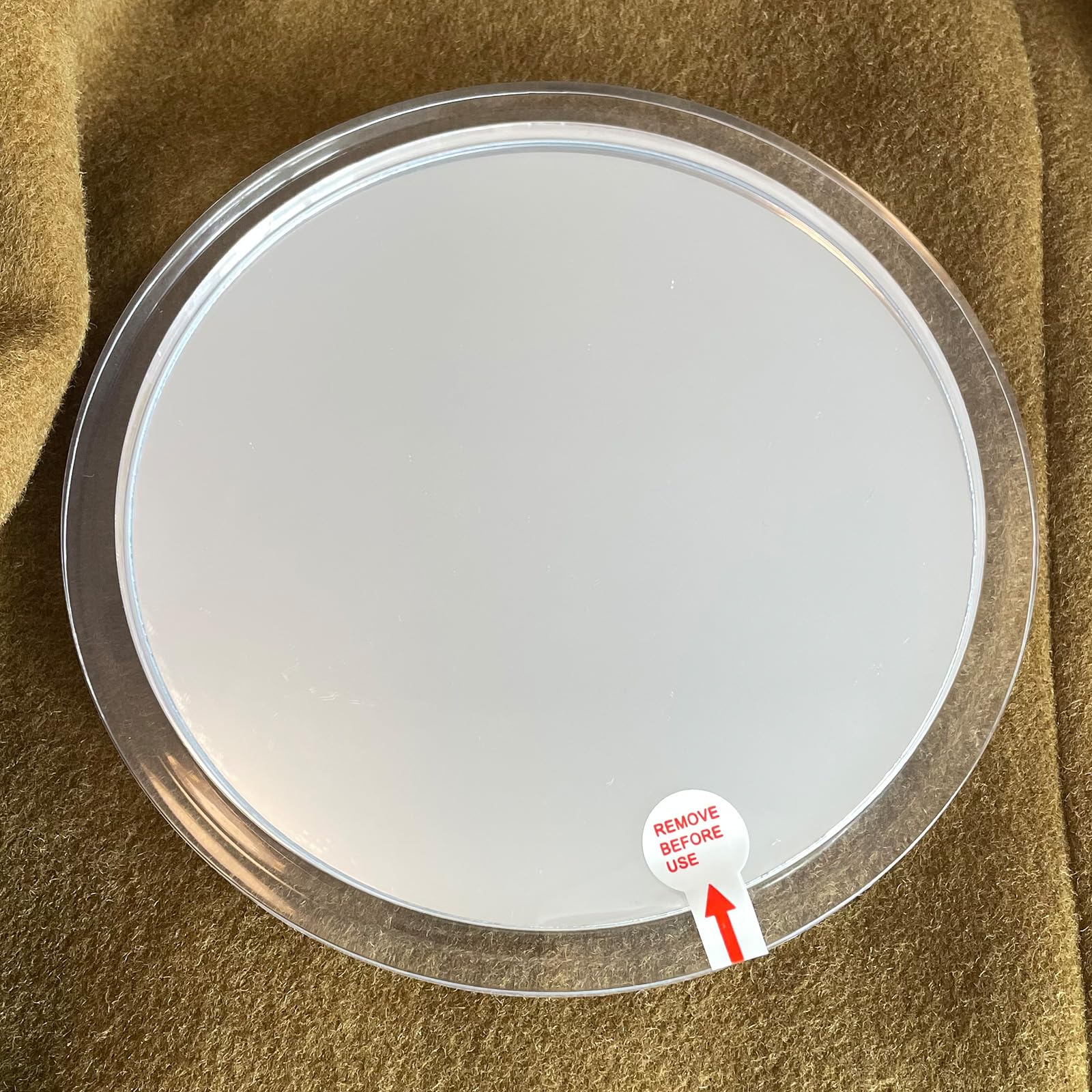YoHumk fogless mirror aids precise makeup application in steamy conditions.