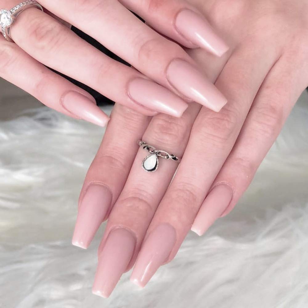 Young Nails liquid monomer non-yellowing effect shown with natural-looking nail color