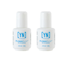 Proteína de unión Young Nails: botella en primer plano muestra la base adhesiva.