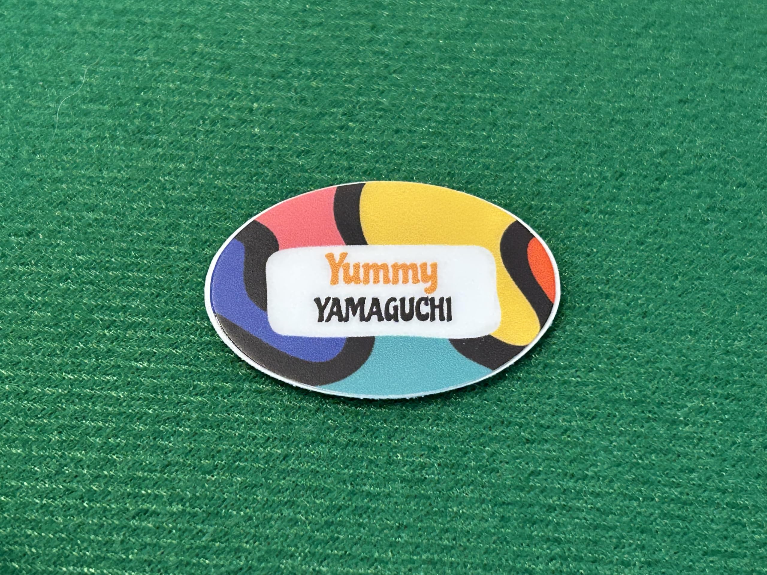 Yummy-Yamaguchi Pair Acne Cream W enfoque en la línea de la mandíbula para piel más suave.