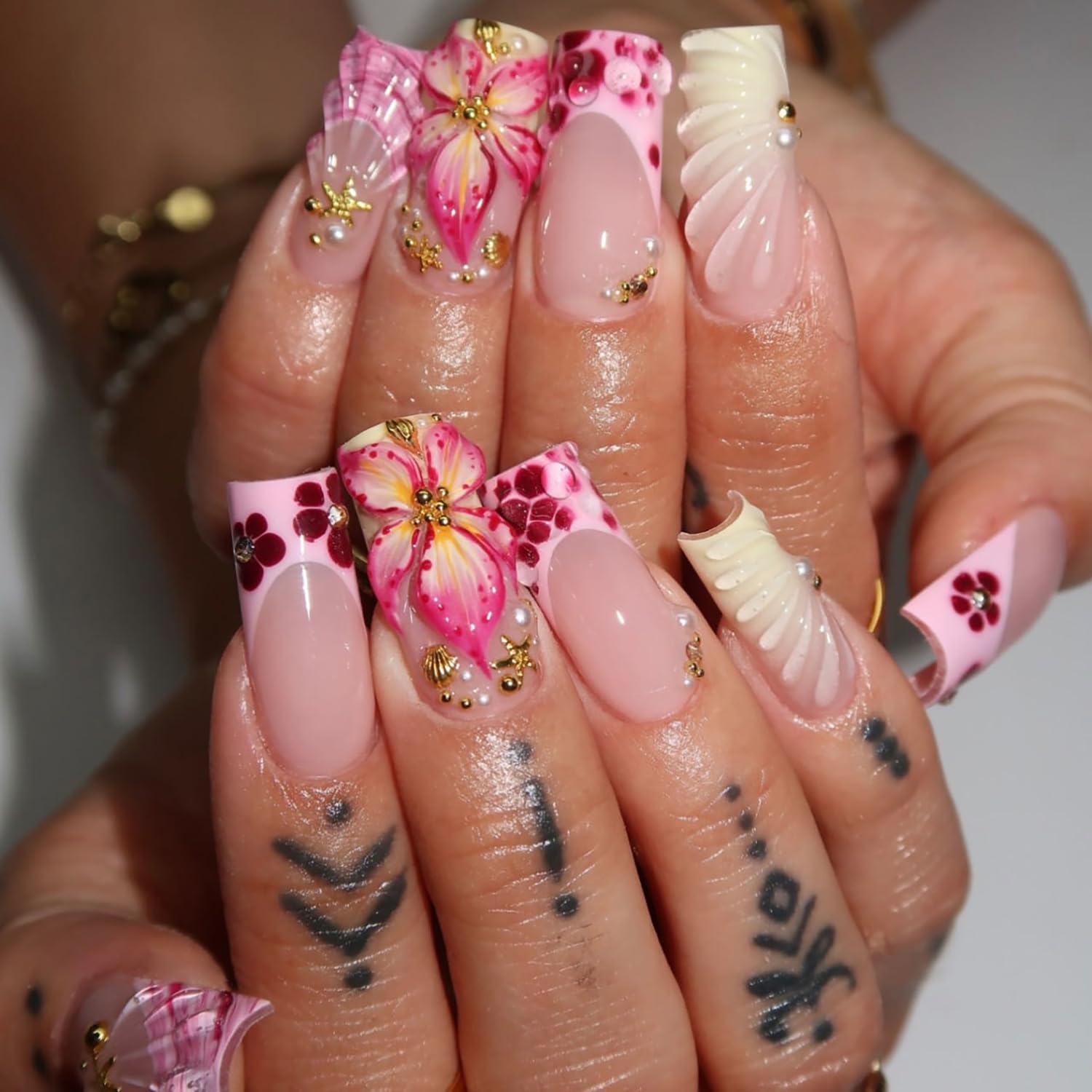 ZASKHLD nails feature gold starfish accents for beachy style