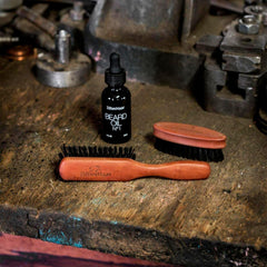 Applying beard oil with ZilberHaar brush improves absorption and control.