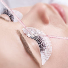 ZYIGYI eyelash extension applicator use demonstrates precise lash work.